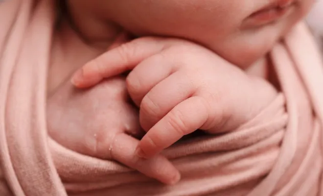 Photographe professionnelle shooting naissance avec emmaillotage à Besançon, Besançon, TAILS PHOTOGRAPHIE