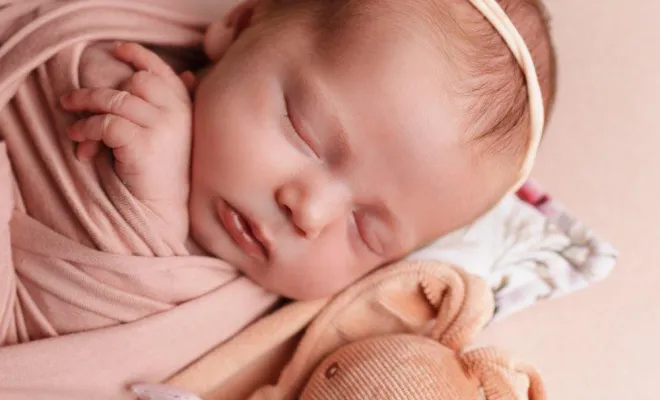 Photographe professionnelle shooting naissance avec emmaillotage à Besançon, Besançon, TAILS PHOTOGRAPHIE