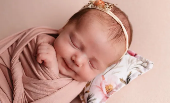 Photographe professionnelle shooting naissance avec emmaillotage à Besançon, Besançon, TAILS PHOTOGRAPHIE