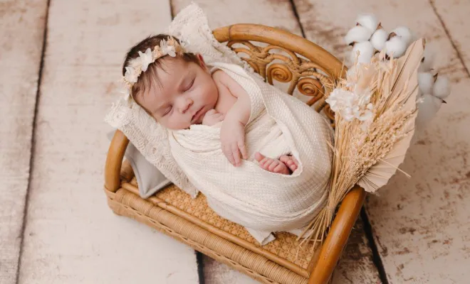 Photographe professionnelle pour shooting naissance fleuri en studio à Besançon, Besançon, TAILS PHOTOGRAPHIE