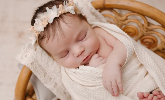 Photographe professionnelle pour shooting naissance fleuri en studio à Besançon, Besançon, TAILS PHOTOGRAPHIE