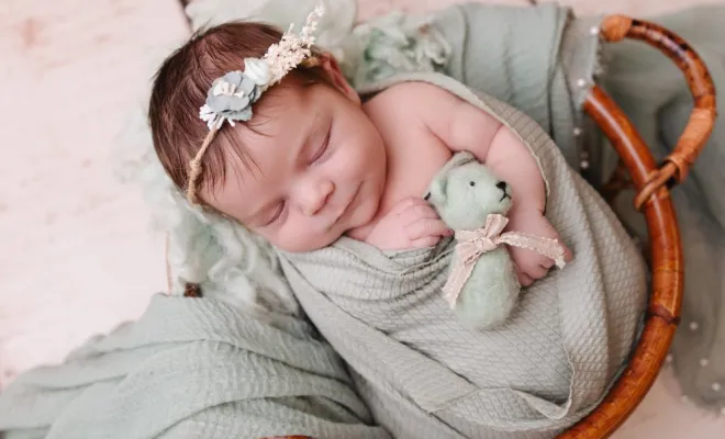 Photographe professionnelle pour shooting naissance fleuri en studio à Besançon, Besançon, TAILS PHOTOGRAPHIE