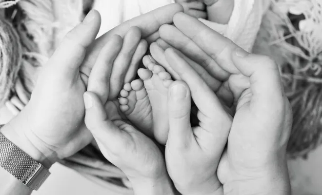 Photographe professionnelle shooting naissance en studio en Franche-Comté, Besançon, TAILS PHOTOGRAPHIE