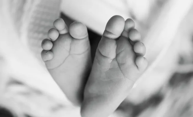 Photographe professionnelle shooting naissance en studio en Franche-Comté, Besançon, TAILS PHOTOGRAPHIE