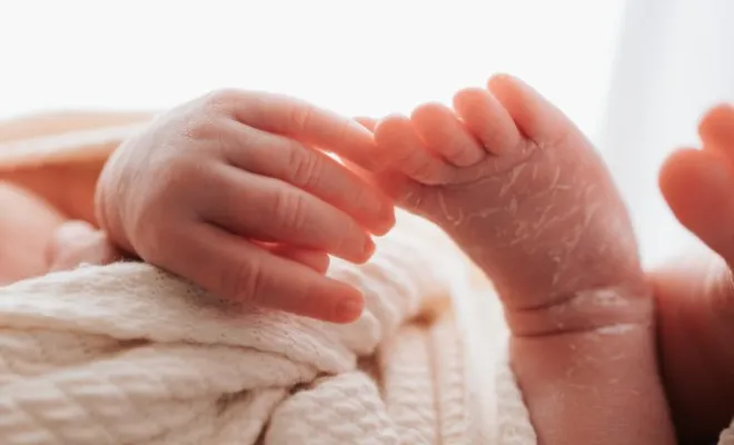 Photographe professionnelle shooting naissance en studio en Franche-Comté, Besançon, TAILS PHOTOGRAPHIE