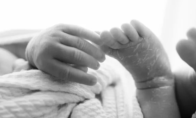 Photographe professionnelle shooting naissance en studio en Franche-Comté, Besançon, TAILS PHOTOGRAPHIE