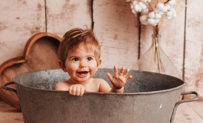 Photographe professionnelle shooting photo anniversaire avec bain bébé en studio à Besançon, Besançon, TAILS PHOTOGRAPHIE