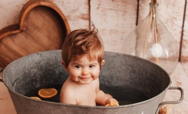 Photographe professionnelle shooting photo anniversaire avec bain bébé en studio à Besançon, Besançon, TAILS PHOTOGRAPHIE