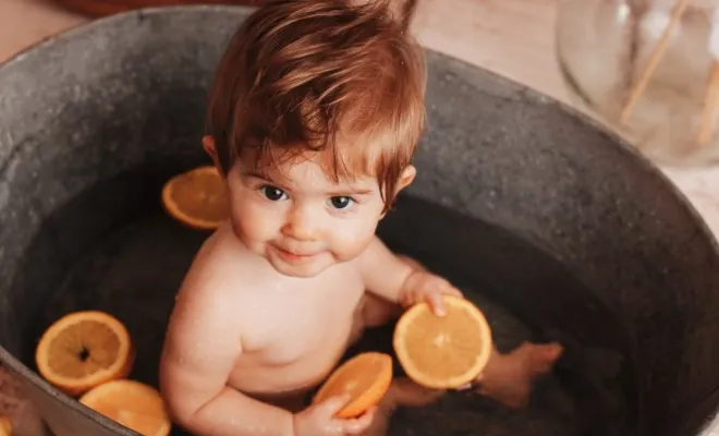 Photographe professionnelle shooting photo anniversaire avec bain bébé en studio à Besançon, Besançon, TAILS PHOTOGRAPHIE