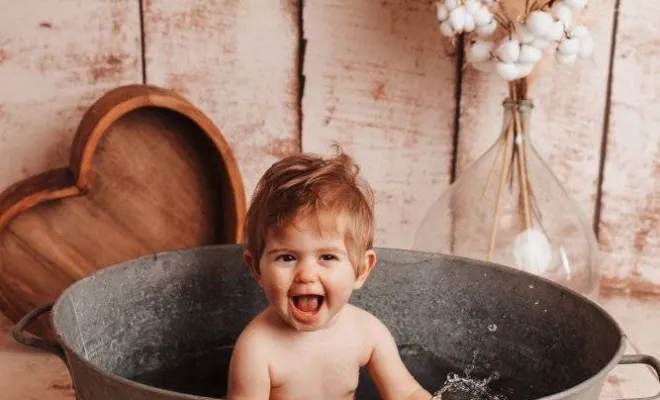 Photographe professionnelle shooting photo anniversaire avec bain bébé en studio à Besançon, Besançon, TAILS PHOTOGRAPHIE