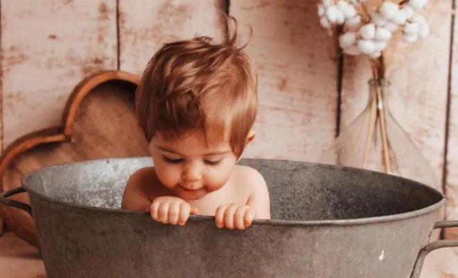 Photographe professionnelle shooting photo anniversaire avec bain bébé en studio à Besançon, Besançon, TAILS PHOTOGRAPHIE