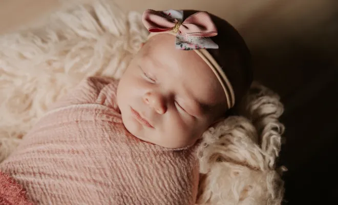 Photographe professionnelle shooting photo bébé fille à Besançon, Besançon, TAILS PHOTOGRAPHIE