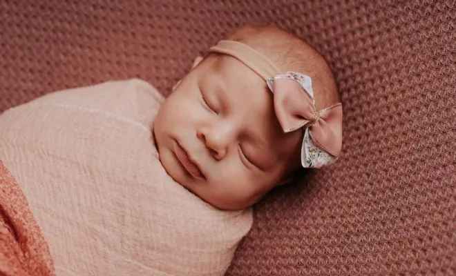 Photographe professionnelle shooting photo bébé fille à Besançon, Besançon, TAILS PHOTOGRAPHIE