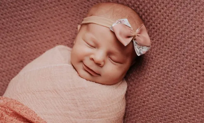 Photographe professionnelle shooting photo bébé fille à Besançon, Besançon, TAILS PHOTOGRAPHIE