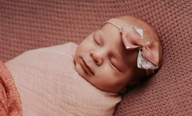 Photographe professionnelle shooting photo bébé fille à Besançon, Besançon, TAILS PHOTOGRAPHIE