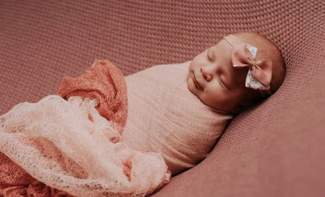 Photographe professionnelle shooting photo bébé fille à Besançon, Besançon, TAILS PHOTOGRAPHIE