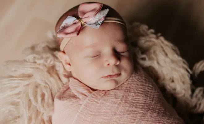 Photographe professionnelle shooting photo bébé fille à Besançon, Besançon, TAILS PHOTOGRAPHIE