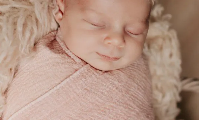 Photographe professionnelle shooting photo bébé fille à Besançon, Besançon, TAILS PHOTOGRAPHIE