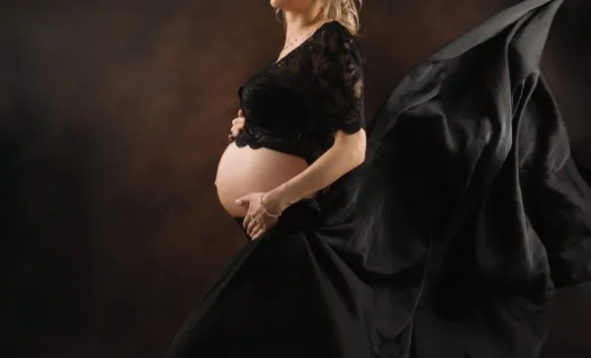 Photographe professionnelle shooting photo grossesse artistique en studio à Besançon, Besançon, TAILS PHOTOGRAPHIE