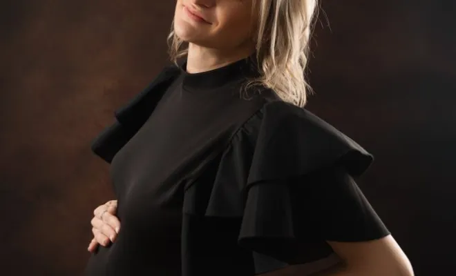 Photographe professionnelle shooting photo grossesse artistique en studio à Besançon, Besançon, TAILS PHOTOGRAPHIE