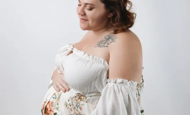 Photographe professionnelle shooting photo grossesse en couple en studio à Besançon, Besançon, TAILS PHOTOGRAPHIE