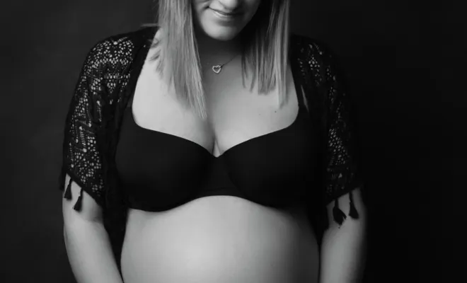 Shooting photo grossesse en couple en studio à Besançon, Besançon, TAILS PHOTOGRAPHIE