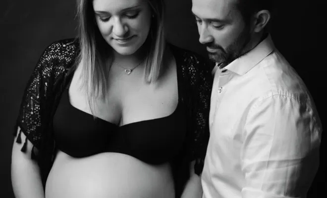 Shooting photo grossesse en couple en studio à Besançon, Besançon, TAILS PHOTOGRAPHIE