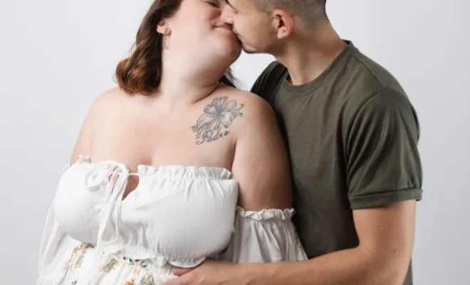 Photographe professionnelle shooting photo grossesse en couple en studio à Besançon, Besançon, TAILS PHOTOGRAPHIE