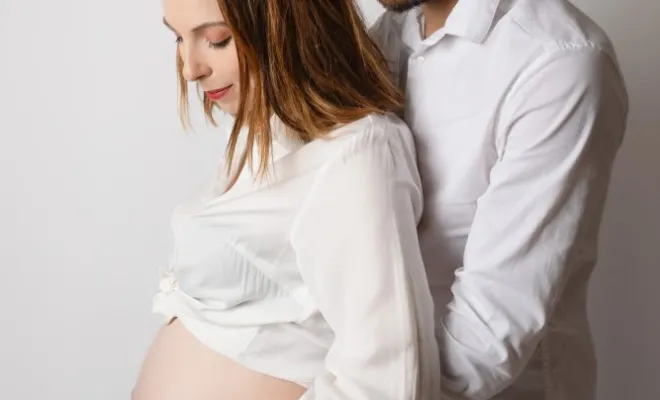 Photographe professionnelle shooting photo grossesse avec en couple en studio à Besançon, Besançon, TAILS PHOTOGRAPHIE