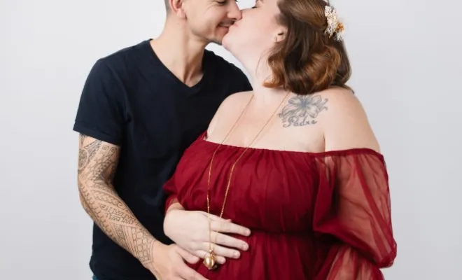 Photographe professionnelle shooting photo grossesse en couple en studio à Besançon, Besançon, TAILS PHOTOGRAPHIE