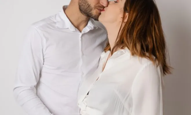 Photographe professionnelle shooting photo grossesse avec en couple en studio à Besançon, Besançon, TAILS PHOTOGRAPHIE