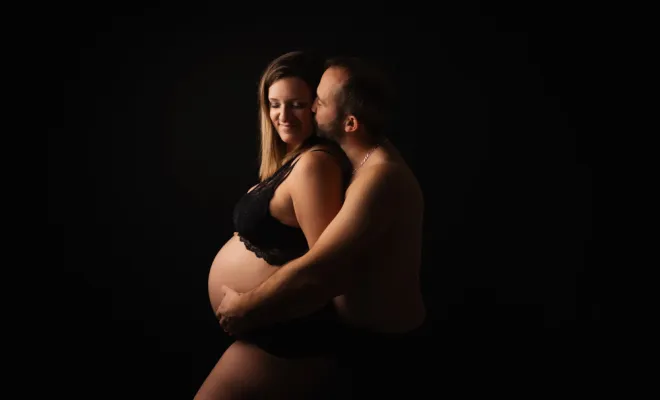 Shooting photo grossesse en couple en studio à Besançon, Besançon, TAILS PHOTOGRAPHIE