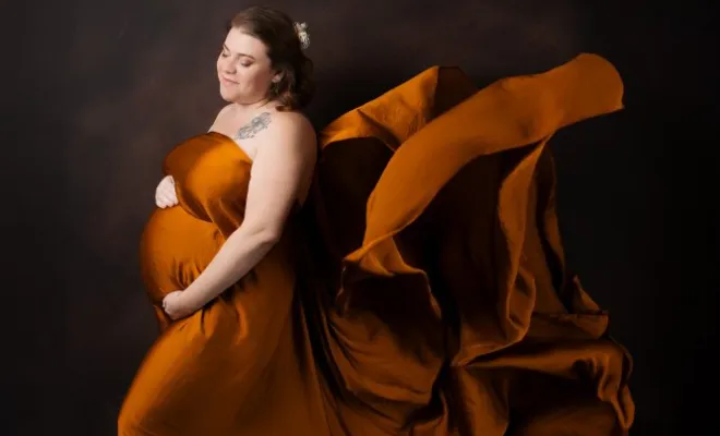 Photographe professionnelle shooting photo grossesse en couple en studio à Besançon, Besançon, TAILS PHOTOGRAPHIE