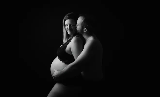 Shooting photo grossesse en couple en studio à Besançon, Besançon, TAILS PHOTOGRAPHIE