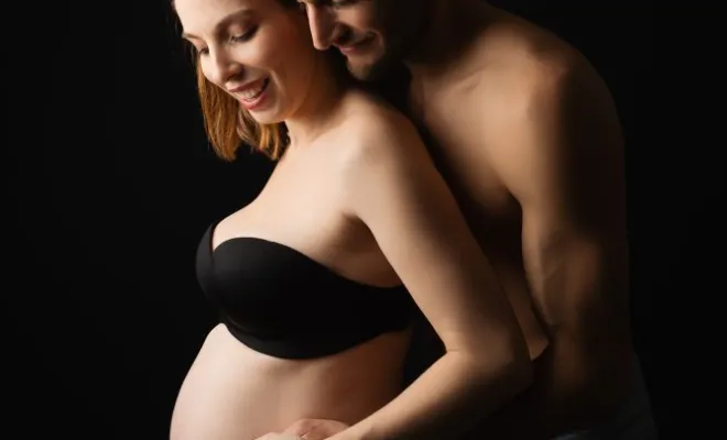 Photographe professionnelle shooting photo grossesse avec en couple en studio à Besançon, Besançon, TAILS PHOTOGRAPHIE