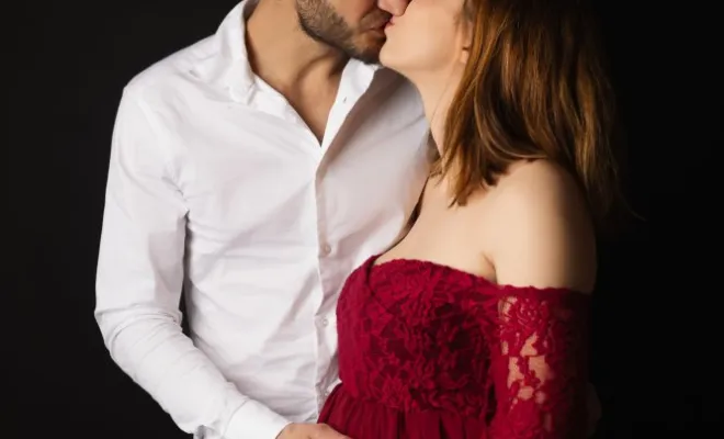 Photographe professionnelle shooting photo grossesse avec en couple en studio à Besançon, Besançon, TAILS PHOTOGRAPHIE