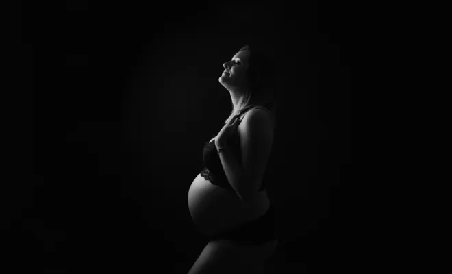 Shooting photo grossesse en couple en studio à Besançon, Besançon, TAILS PHOTOGRAPHIE