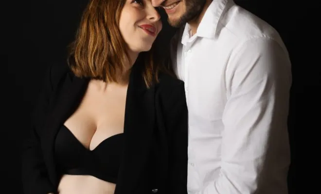 Photographe professionnelle shooting photo grossesse avec en couple en studio à Besançon, Besançon, TAILS PHOTOGRAPHIE