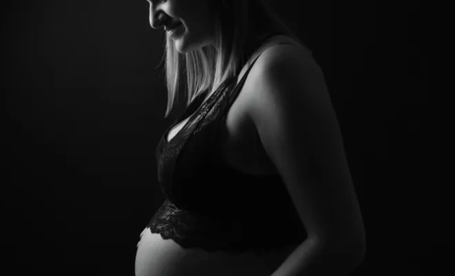 Shooting photo grossesse en couple en studio à Besançon, Besançon, TAILS PHOTOGRAPHIE