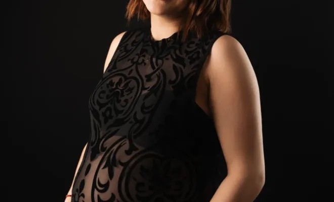 Photographe professionnelle shooting photo grossesse glamour en studio en Franche-Comté, Besançon, TAILS PHOTOGRAPHIE