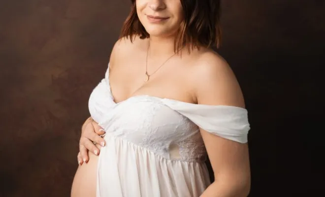 Photographe professionnelle shooting photo grossesse glamour en studio en Franche-Comté, Besançon, TAILS PHOTOGRAPHIE