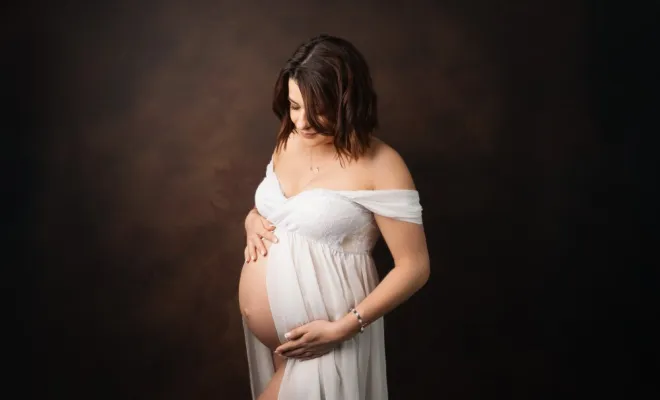 Photographe professionnelle shooting photo grossesse glamour en studio en Franche-Comté, Besançon, TAILS PHOTOGRAPHIE