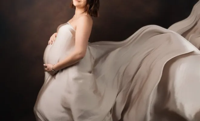 Photographe professionnelle shooting photo grossesse glamour en studio en Franche-Comté, Besançon, TAILS PHOTOGRAPHIE