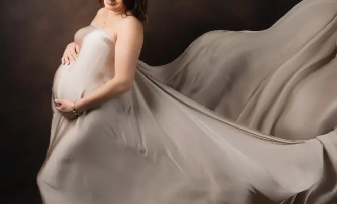 Photographe professionnelle shooting photo grossesse glamour en studio en Franche-Comté, Besançon, TAILS PHOTOGRAPHIE