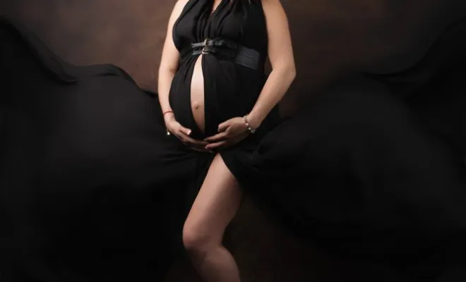 Photographe professionnelle shooting photo grossesse glamour en studio en Franche-Comté, Besançon, TAILS PHOTOGRAPHIE