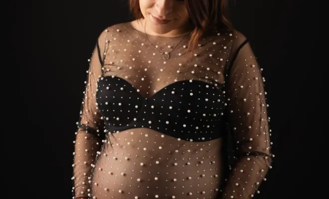 Photographe professionnelle shooting photo grossesse glamour en studio en Franche-Comté, Besançon, TAILS PHOTOGRAPHIE