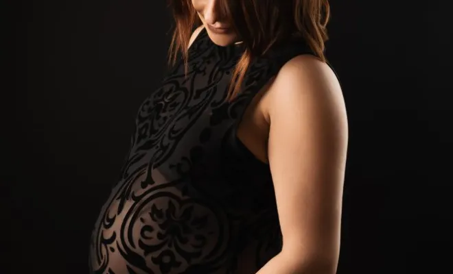 Photographe professionnelle shooting photo grossesse glamour en studio en Franche-Comté, Besançon, TAILS PHOTOGRAPHIE