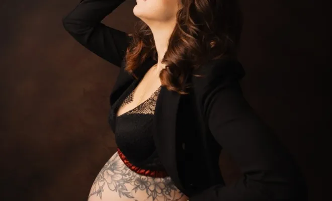 Shooting photo grossesse glamour en studio à Besançon, Besançon, TAILS PHOTOGRAPHIE