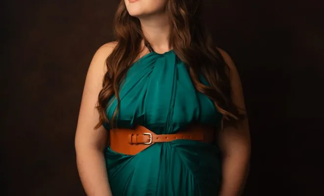 Photographe professionnelle shooting photo grossesse avec voilages en studio à Besançon, Besançon, TAILS PHOTOGRAPHIE