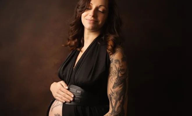 Photographe professionnelle shooting photo grossesse avec voilages en studio à Besançon, Besançon, TAILS PHOTOGRAPHIE